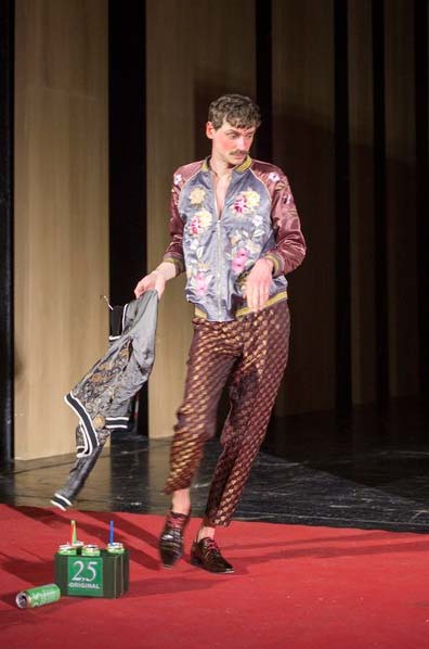 DER STURM Theater Bonn, Kostüme: Alissa Kolbusch. Ein Schauspieler in einem Glitzeranzug steht auf einem roten Teppich.