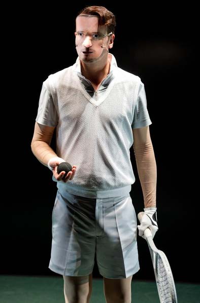 BRAVE NEW WORLD Theater Bonn, Kostüme: Alissa Kolbusch. Ein Schauspieler mit Maske steht mit einem Tennischläger da.