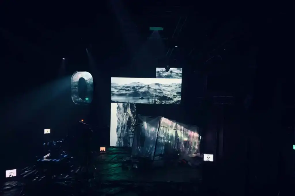 GROUND CONTROL Maxim Gorki Theater Berlin, Bühne: Alissa Kolbusch. . Auf dem Boden und im Hintergrund eine Videoinstallation.